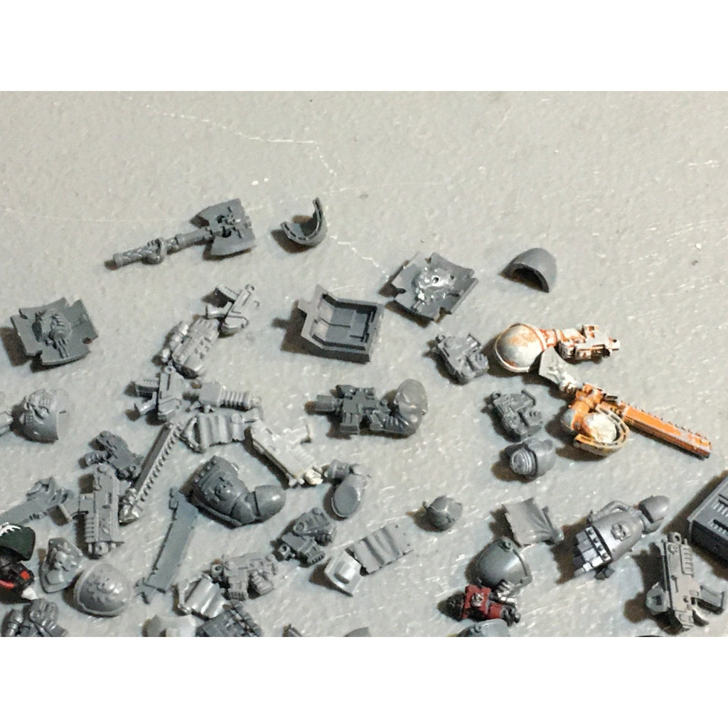 A24528 WARHAMMER 40K SPACE MARINES BITS LOT MIXED HEADS ARMS TANK GW