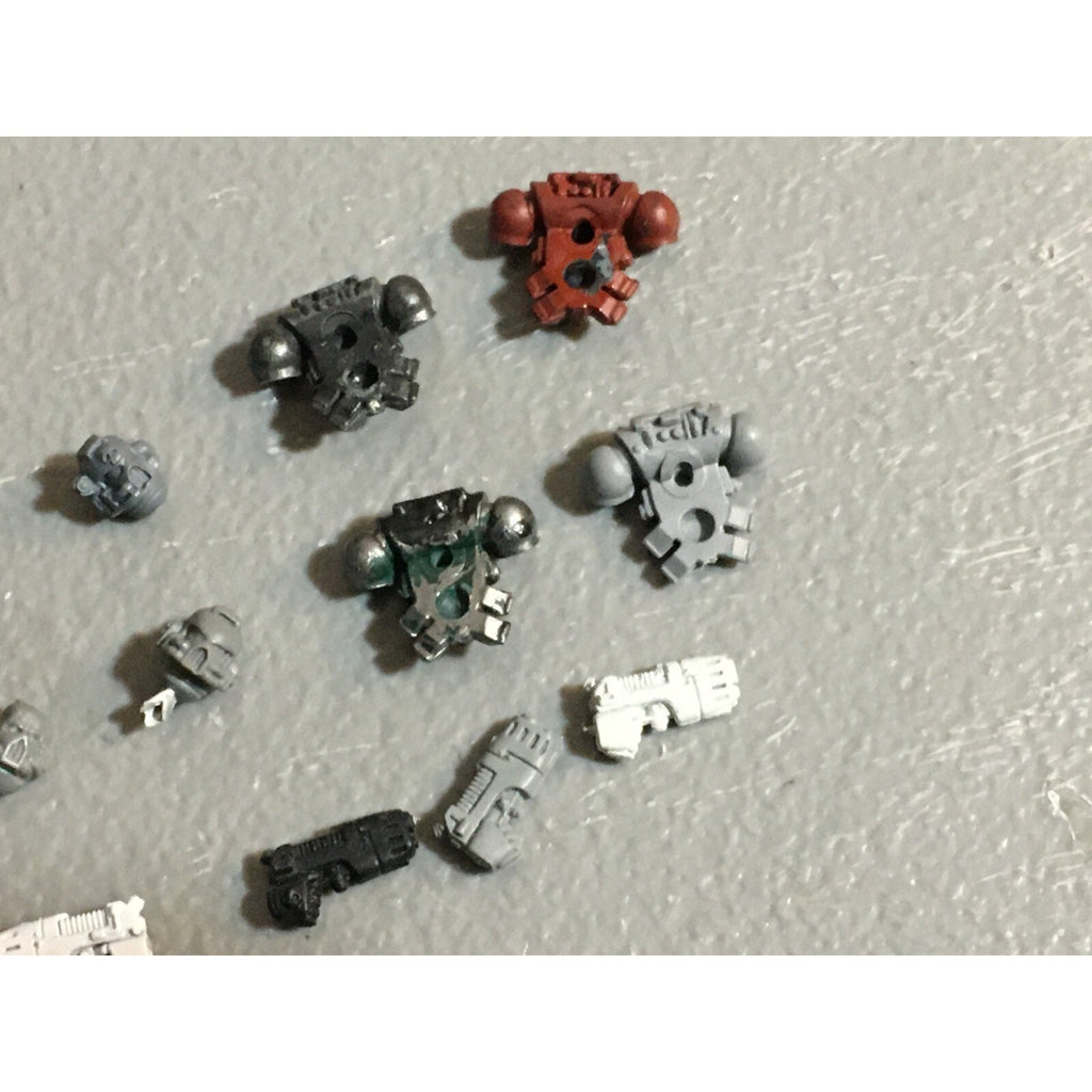 A22999 WARHAMMER 40K SPACE MARINES BITS LOT HEADS PLASMA PISTOLS BACKPACKS GW