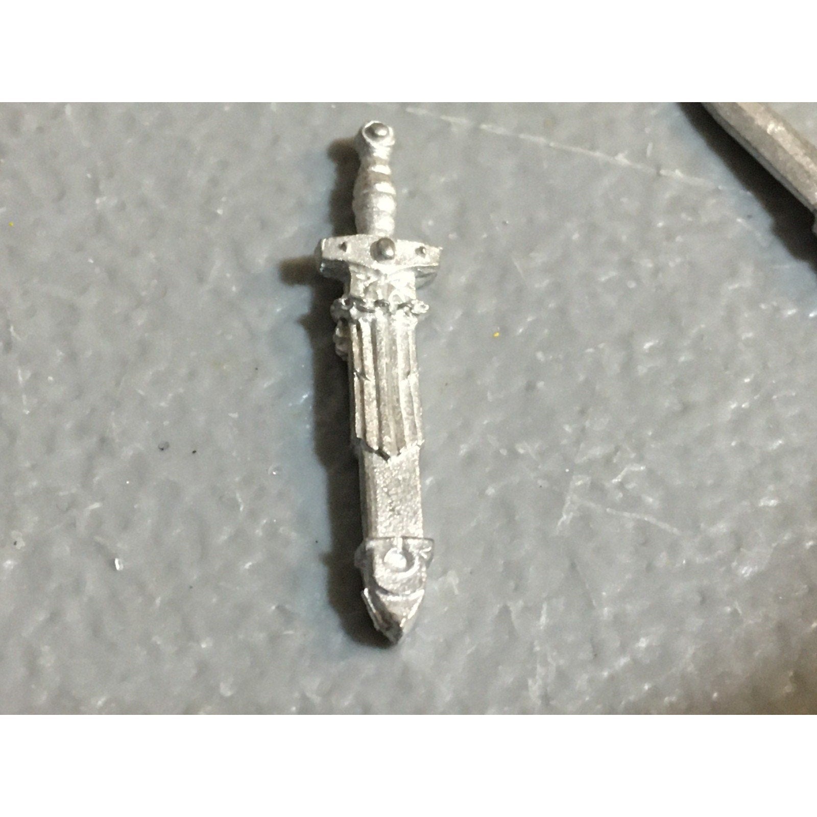 A24505 WARHAMMER 40K SPACE MARINES ULTRAMARINES METAL BITS LOT SWORD AXE HEAD