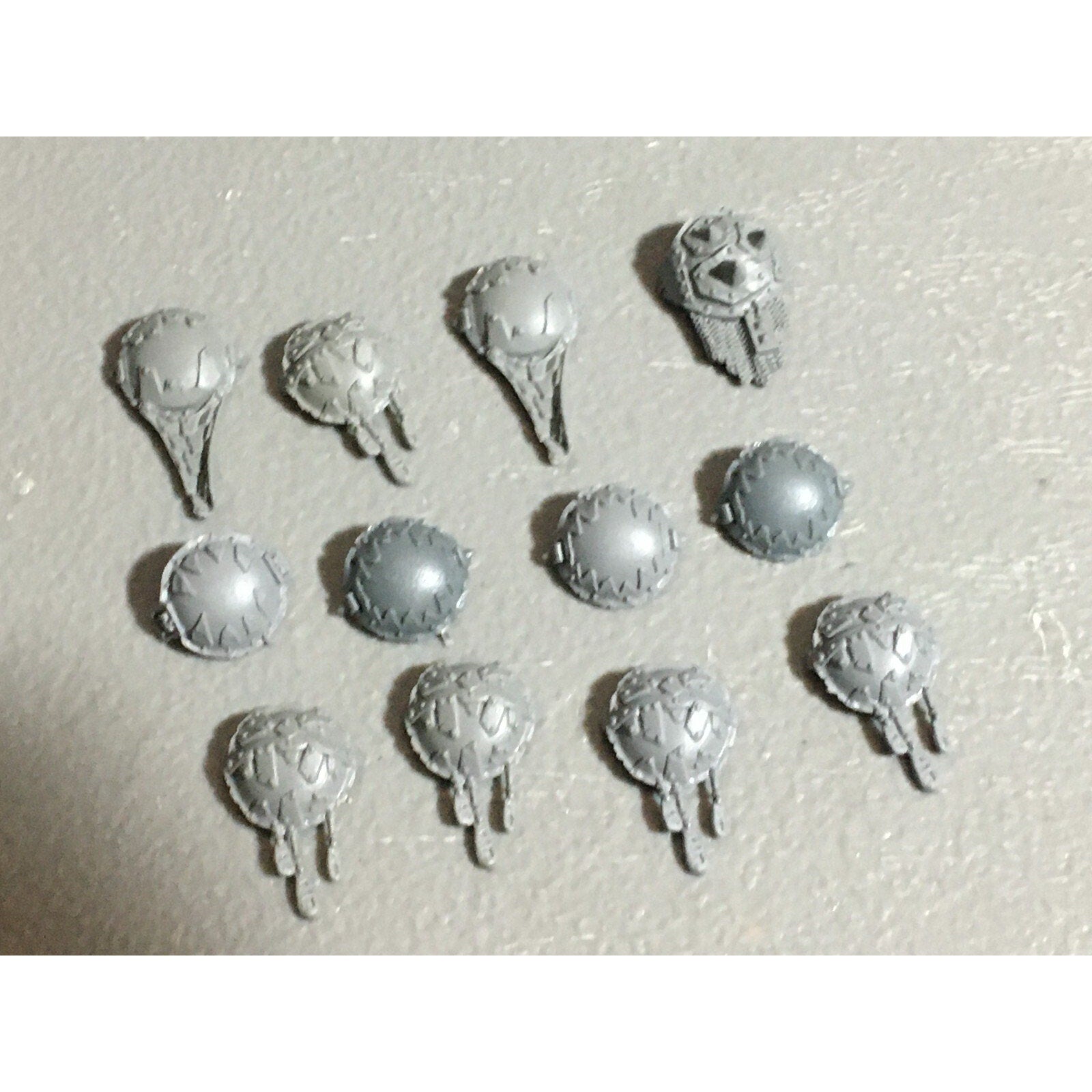 A22583 WARHAMMER FANTASY OGRE KINGDOMS BITS LOT GUT PLATES GAMES WORKSHOP GW