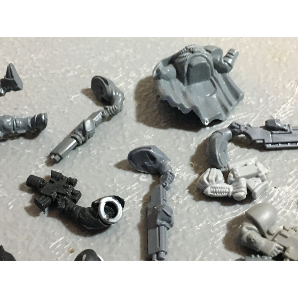 A21068 WARHAMMER 40K SPACE MARINES BITS LOT SCOUTS SHOTGUNS PISTOLS HEADS