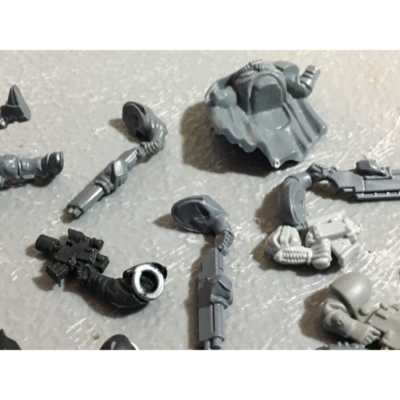 A21068 WARHAMMER 40K SPACE MARINES BITS LOT SCOUTS SHOTGUNS PISTOLS HEADS