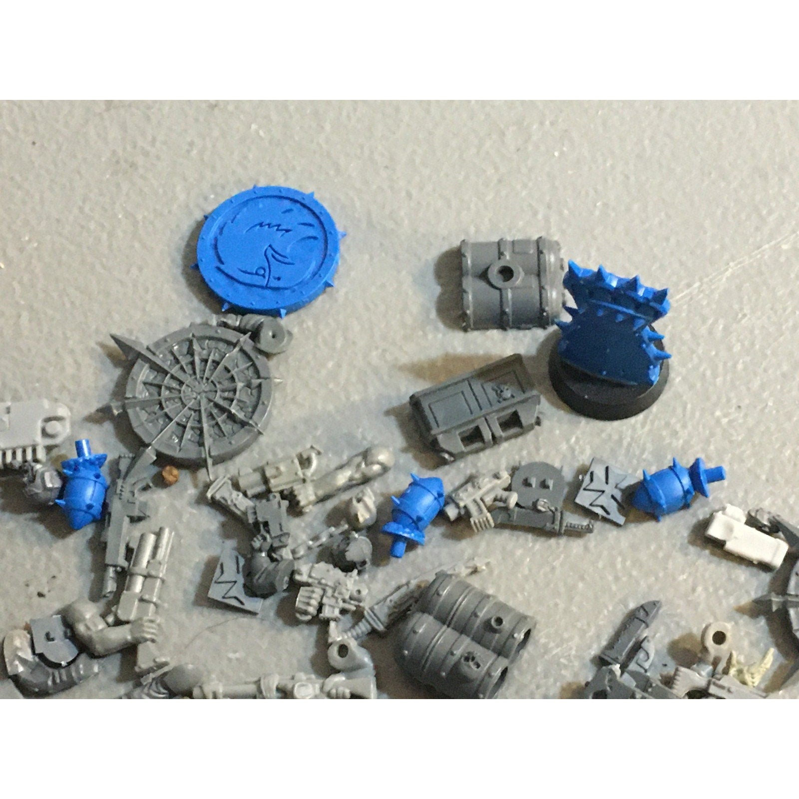 A32582 WARHAMMER 40K FANTASY RANDOM BITS LOT PLASTIC ICONS SPACE MARINES GUARD