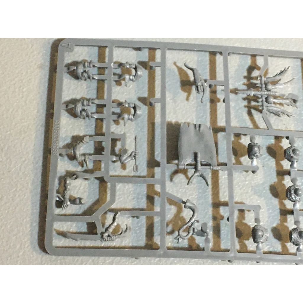 A33693 WARHAMMER FANTASY ORCS & GOBLINS BITS ON SPRUE LOT GOBLINS GW