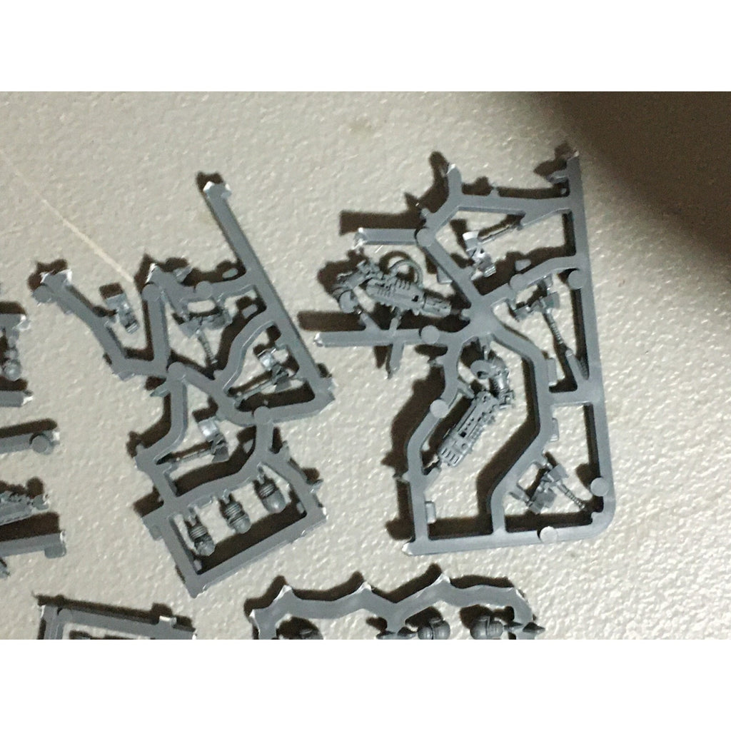 A20992 WARHAMMER 40K ASTRA IMPERIAL GUARD BITS ON SPRUE LOT SCIONS HEADS ACCESSO