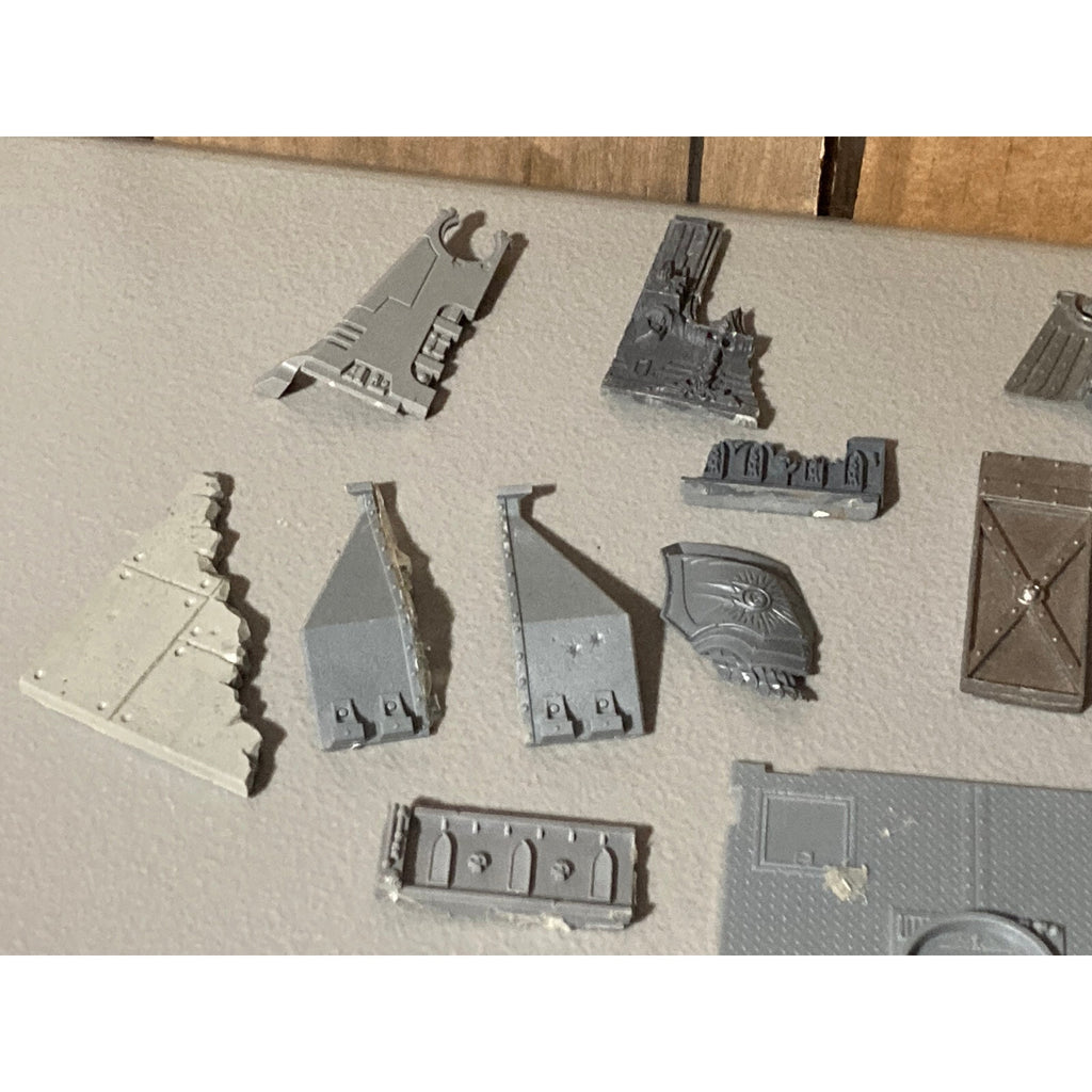 A19165 WARHAMMER 40K LARGE TERRAIN BITS LOT DOORS DROP POD SPACE MARINES TANK