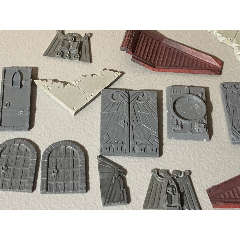 A19165 WARHAMMER 40K LARGE TERRAIN BITS LOT DOORS DROP POD SPACE MARINES TANK