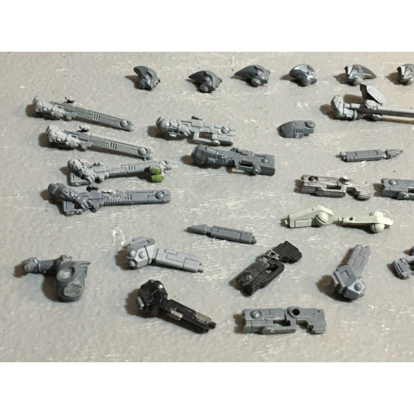 A23150 WARHAMMER 40K TAU EMPIRE BITS LOT FIRE WARRIORS GUNS HEADS ARMS GW