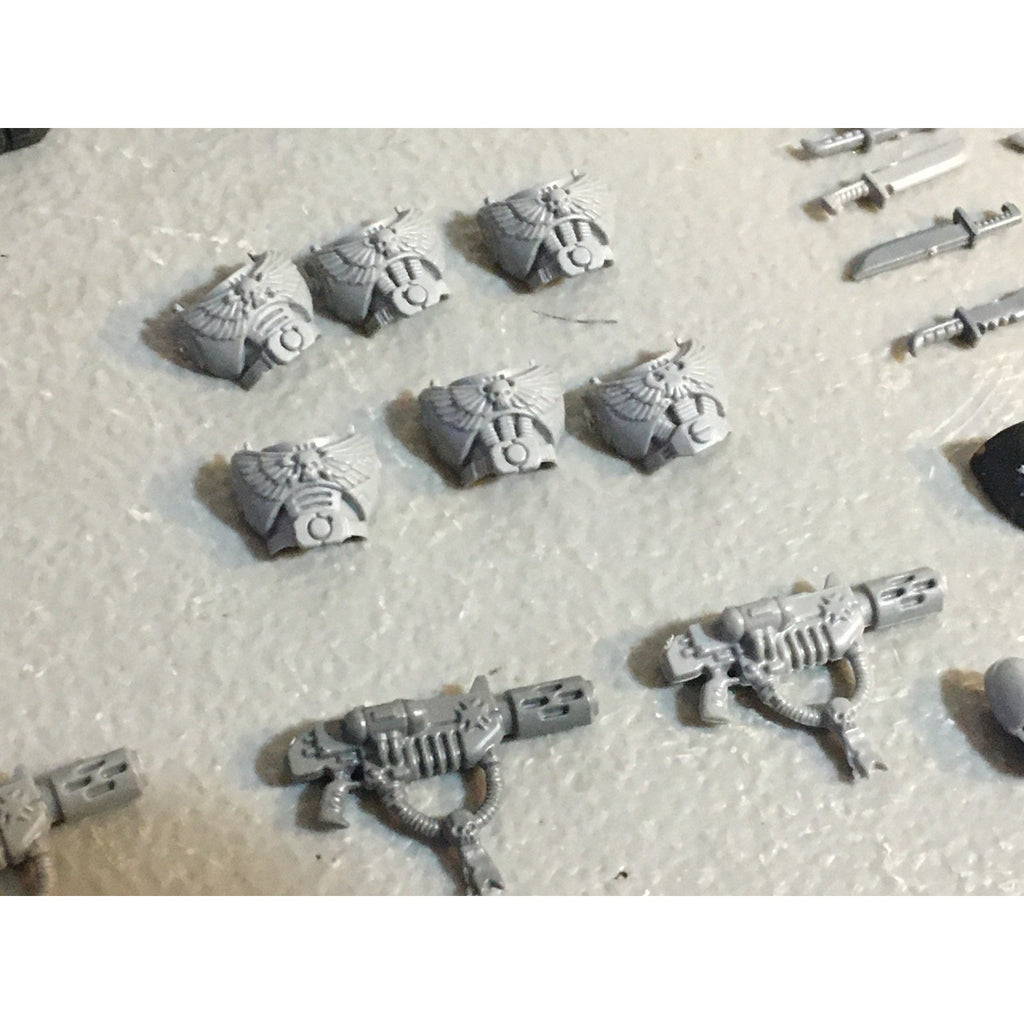 A33584 WARHAMMER 40K SPACE MARINES BITS LOT MIXED KNIFE CHEST MELTA GW