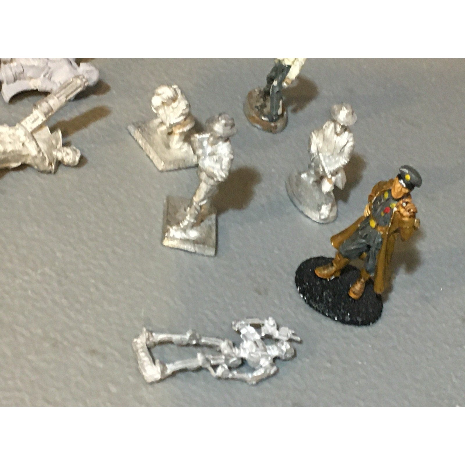 A34036 UNKNOWN METAL MINIATURES SCI-FI MODERN MIXED LOT SOLDIER CIVILIAN ROBOT