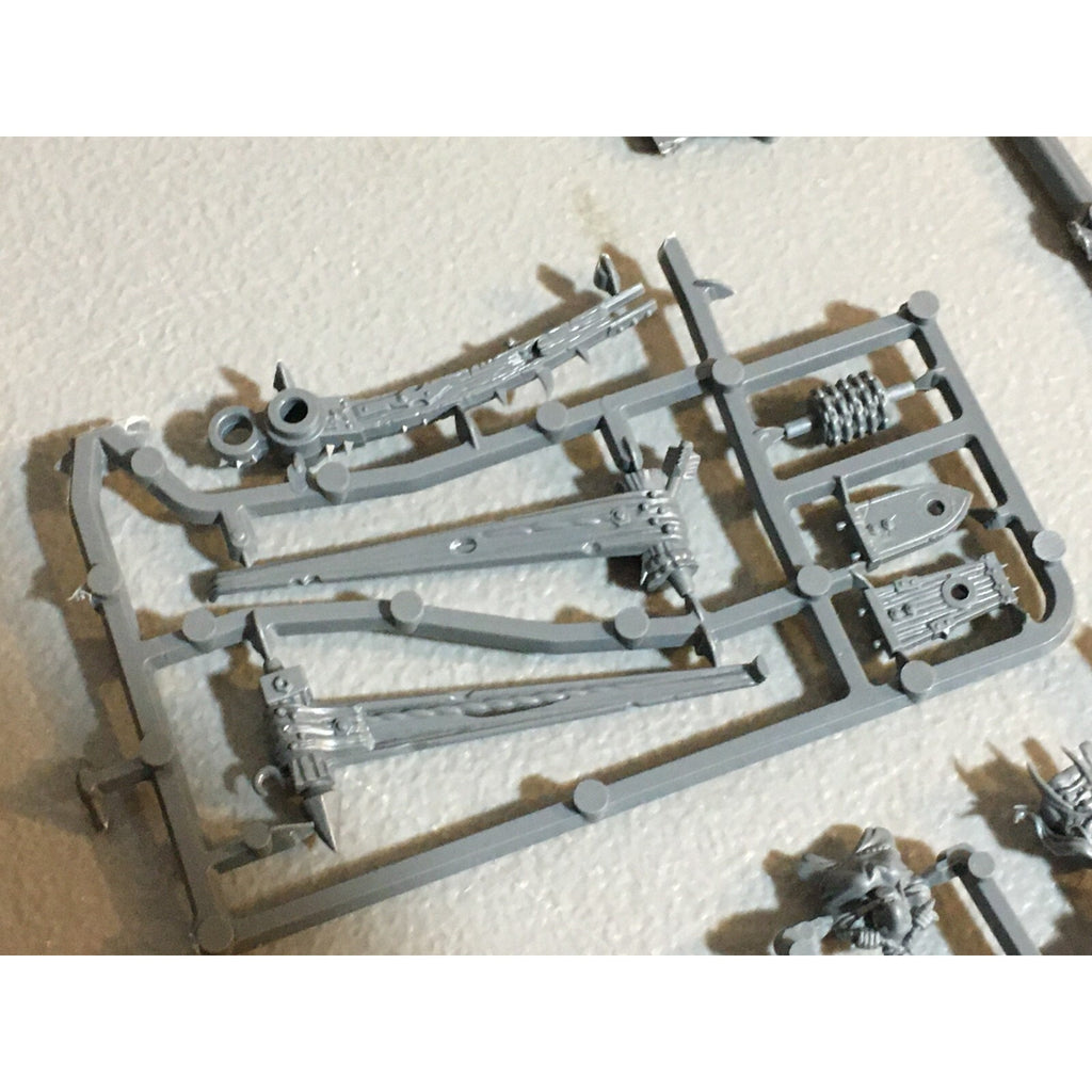A23590 WARHAMMER AOS FANTASY OGRE KINGDOMS MAWTRIBES BITS ON SPRUE LOT MIXED GW