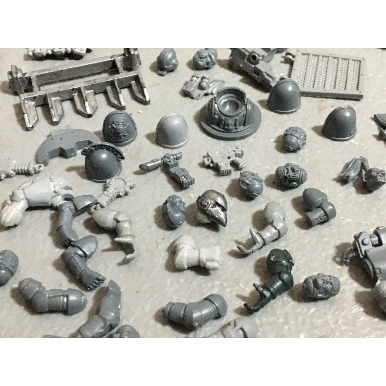 A19802 WARHAMMER 40K SPACE MARINES BITS LOT ARMS VEHICLE