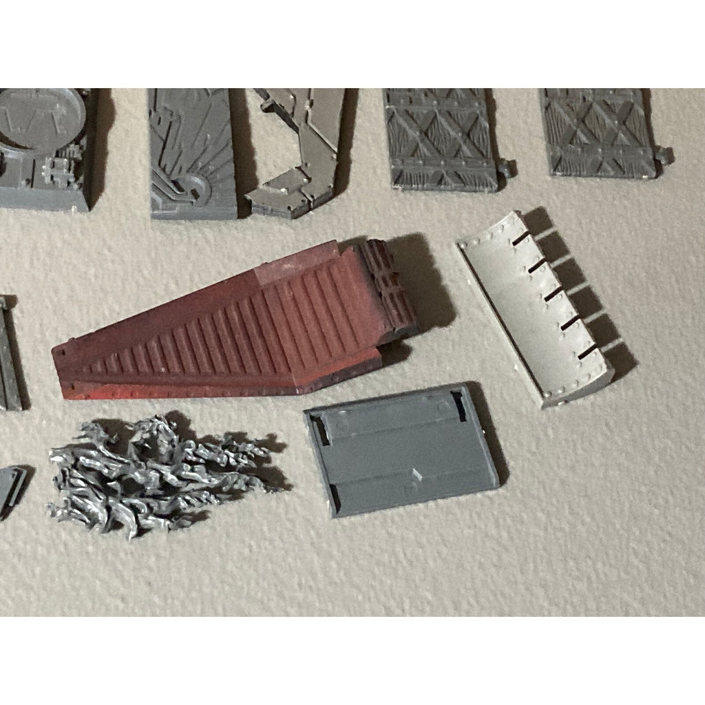 A19165 WARHAMMER 40K LARGE TERRAIN BITS LOT DOORS DROP POD SPACE MARINES TANK