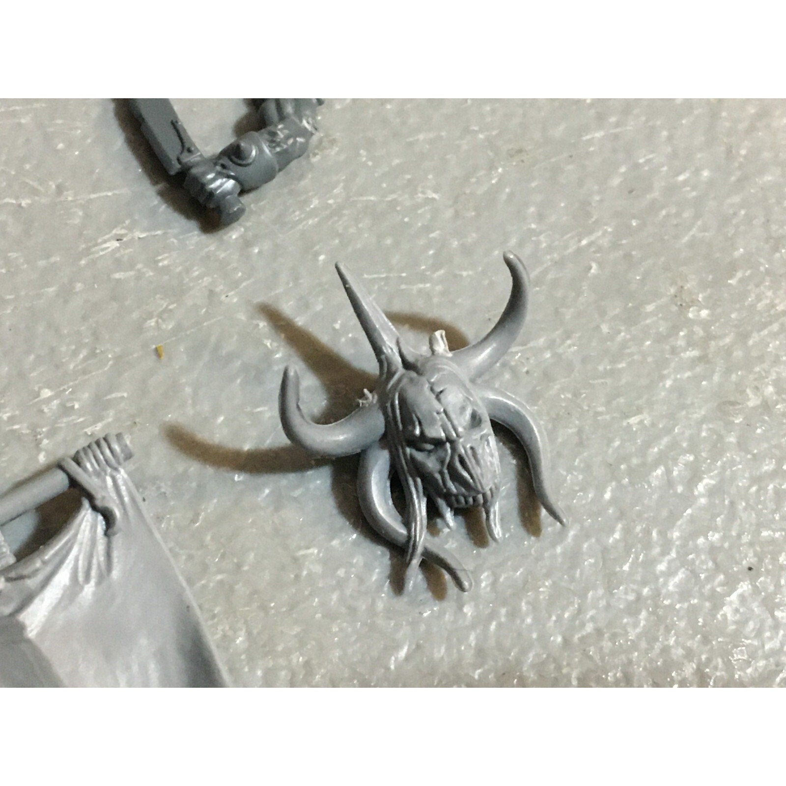 A23123 WARHAMMER FANTASY CHAOS BEASTMEN BITS LOT GORS BANNERS ARMS GW