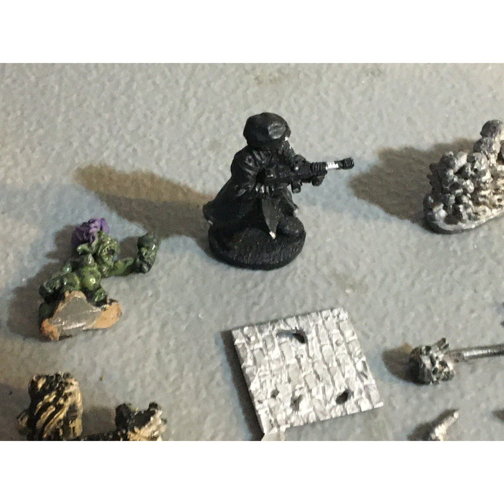 A32590 UNKNOWN MINIATURES METAL BITS LOT SKULL PILE ARM WEAPON CREATURE HEAD