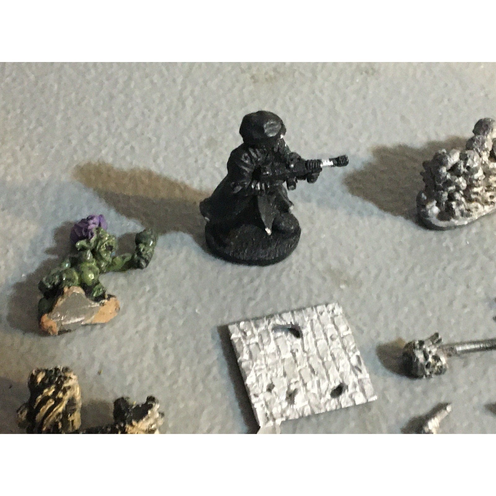 A32590 UNKNOWN MINIATURES METAL BITS LOT SKULL PILE ARM WEAPON CREATURE HEAD