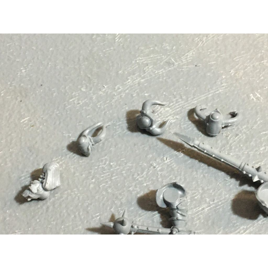 A23069 WARHAMMER FANTASY CHAOS MORTALS BITS LOT WARRIORS OOP MIXED HEADS ARMS GW