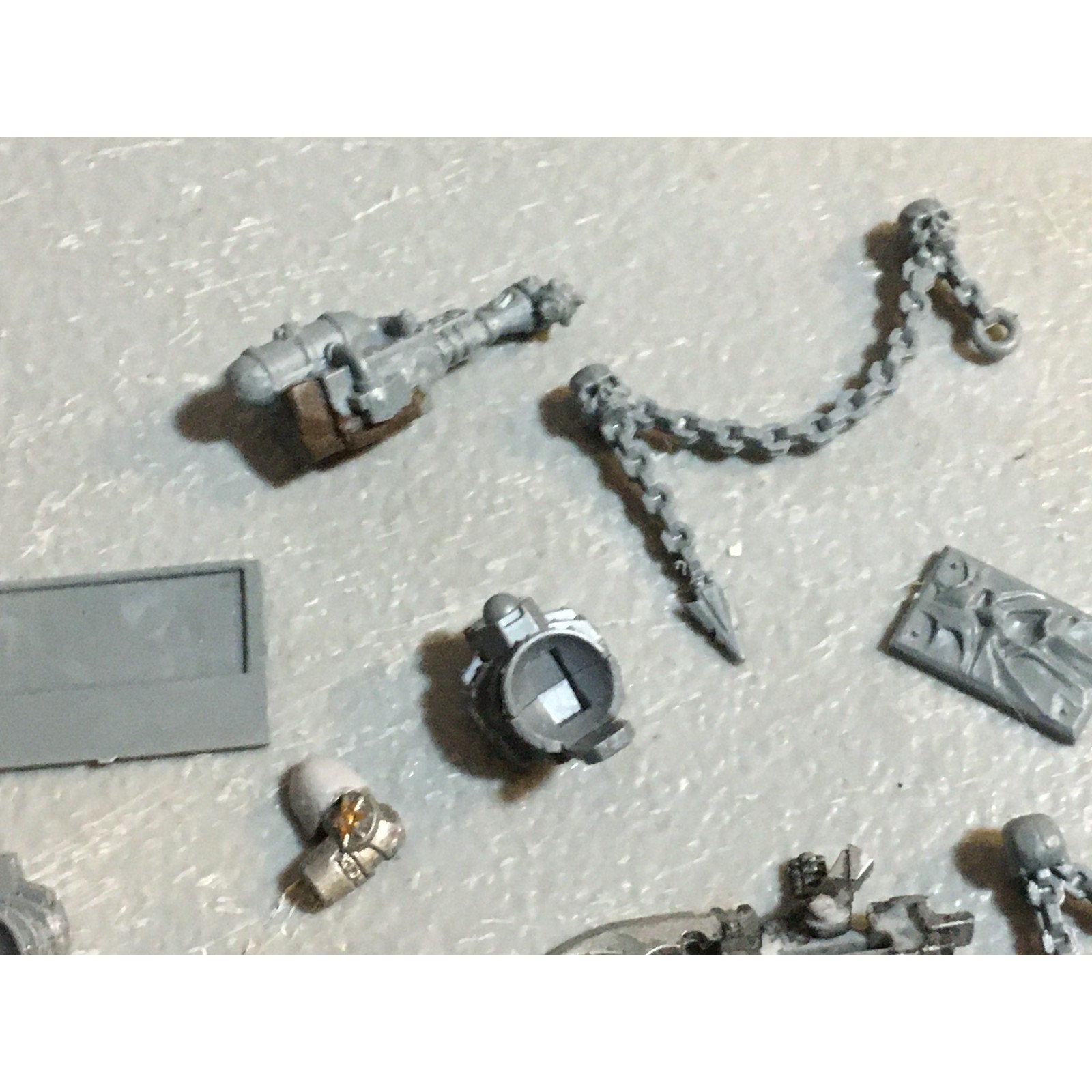 A24521 WARHAMMER 40K CHAOS SPACE MARINES BITS LOT TANK PLATES ARMS CHAINS GW