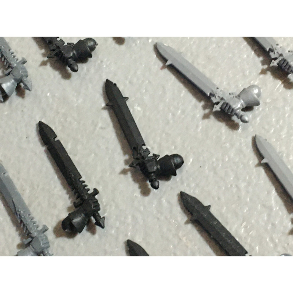 A22220 WARHAMMER FANTASY CHAOS MORTALS BITS LOT SWORD HANDS GAMES WORKSHOP