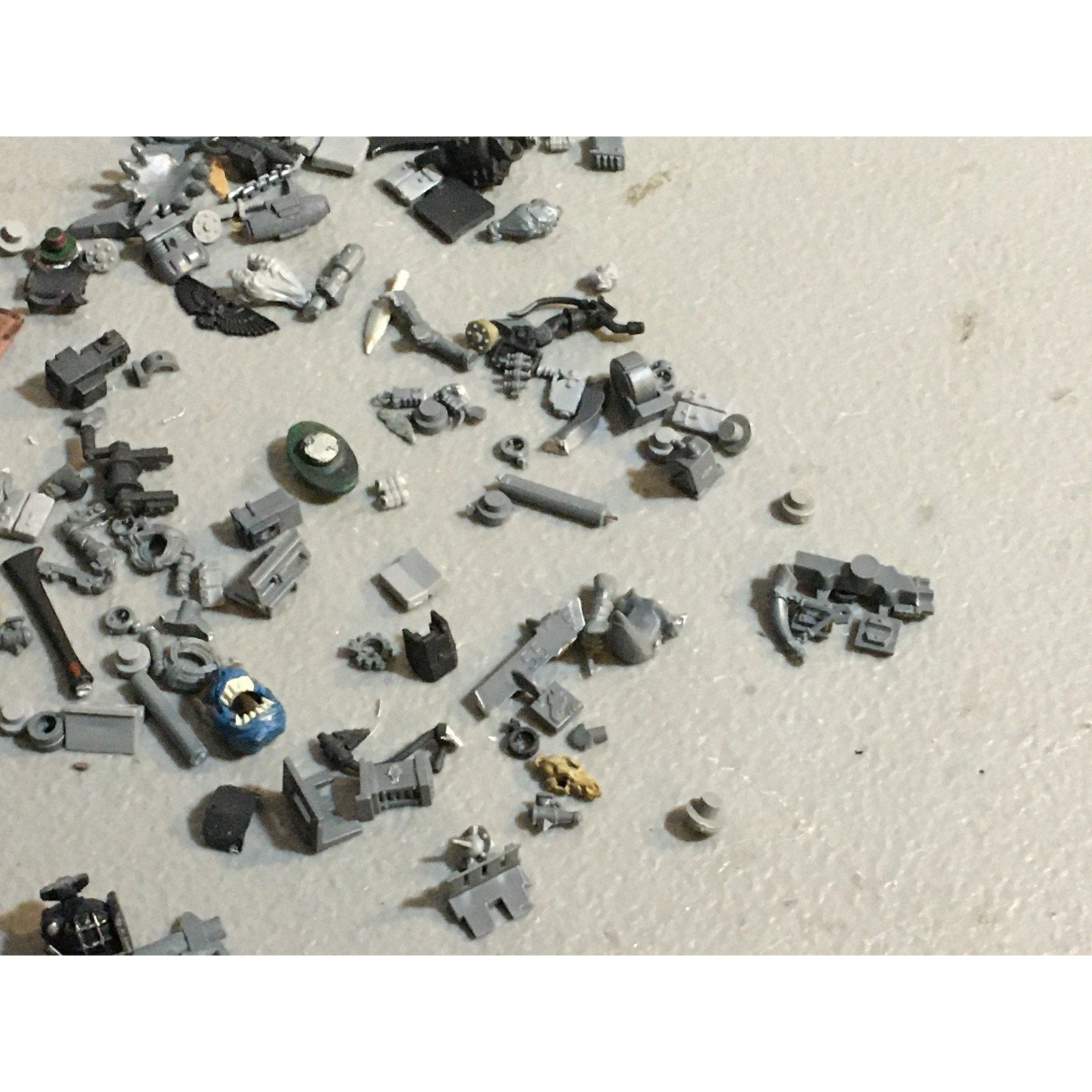 A33600 WARHAMMER FANTASY 40K MIXED BITS LOT SPACE MARINES ORKS CHAOS GW