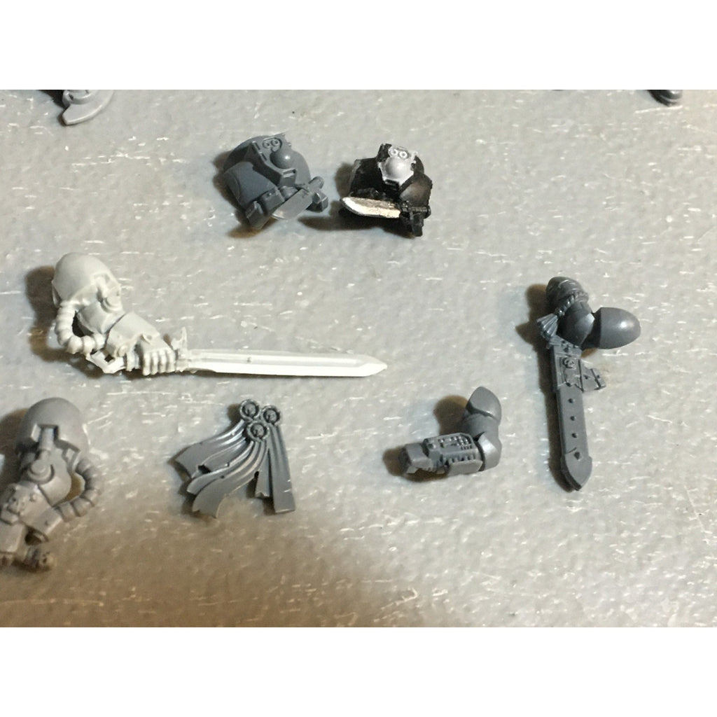 A24527 WARHAMMER 40K SPACE MARINES BITS LOT TORSOS LEGS ARMS GW