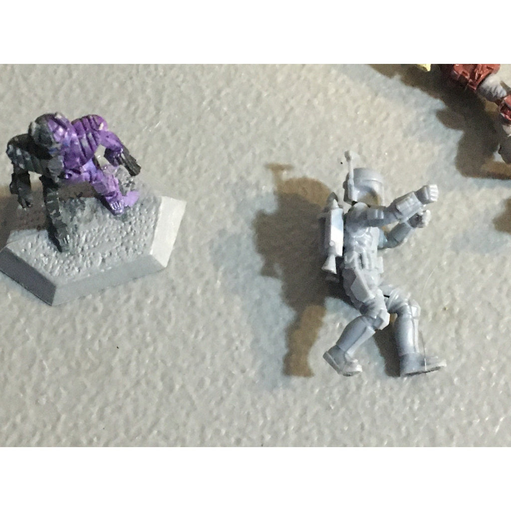 A32584 UNKNOWN PLASTIC MINIATURES BITS & INCOMPLETE LOT ROBOT DWARF SOLDIER