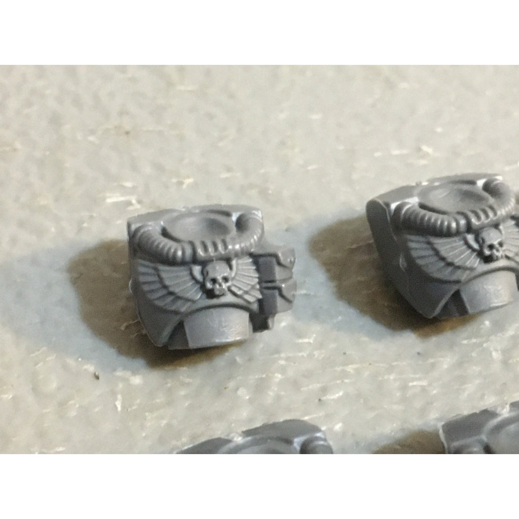 A33846 WARHAMMER 40K SPACE MARINES BITS LOT SCOUTS TORSO CHEST GW