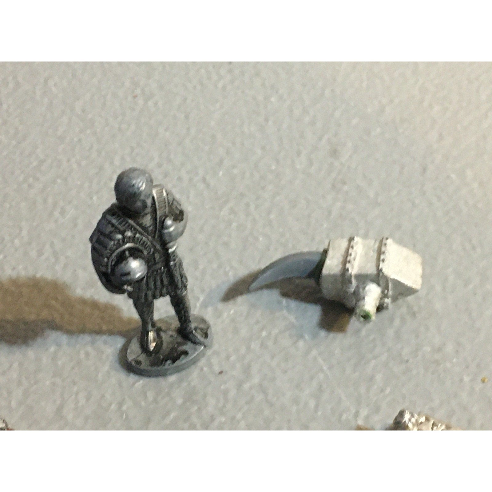 A32591 UNKNOWN MINIATURES METAL BITS LOT SWORD WEAPONS BANNER BENCH