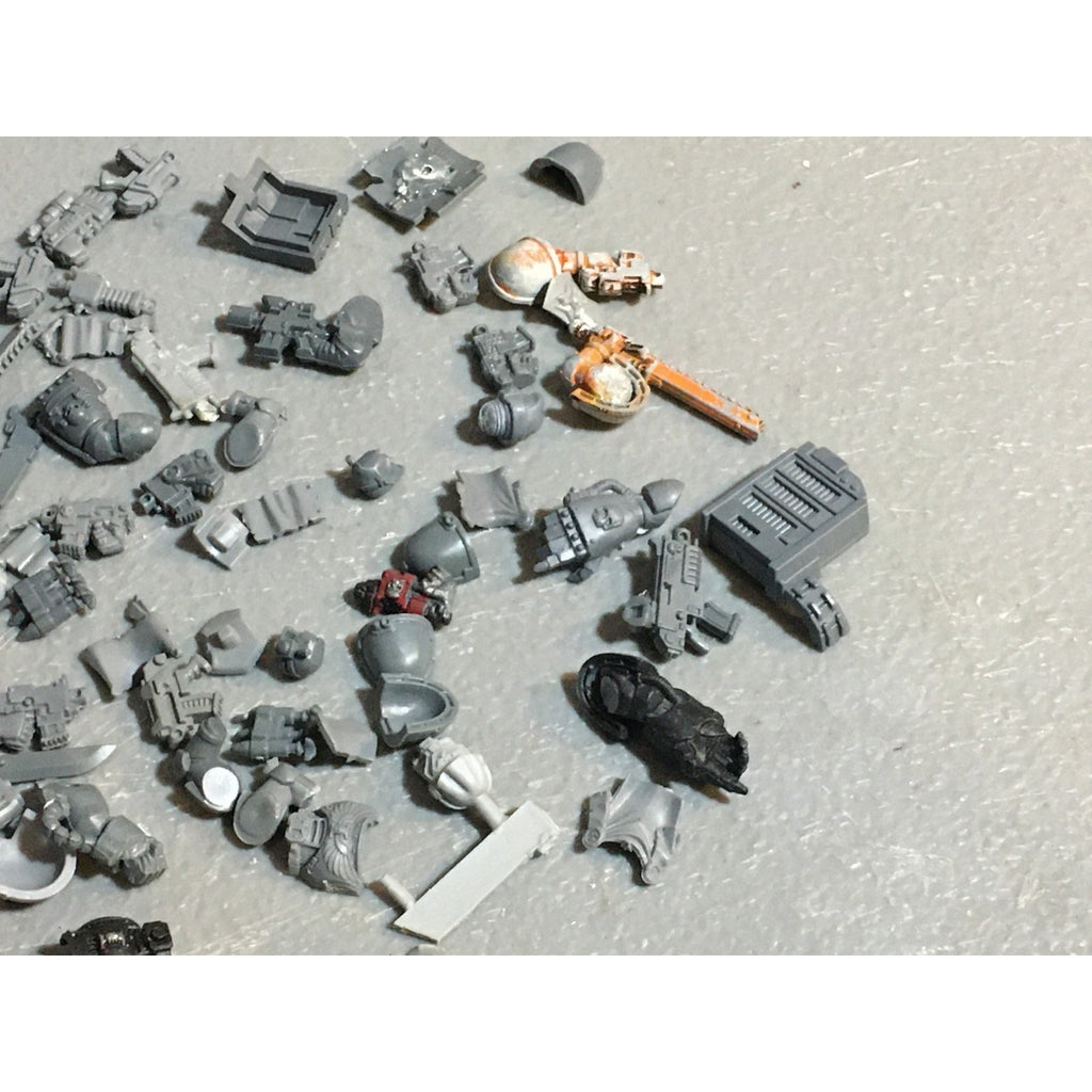 A24528 WARHAMMER 40K SPACE MARINES BITS LOT MIXED HEADS ARMS TANK GW