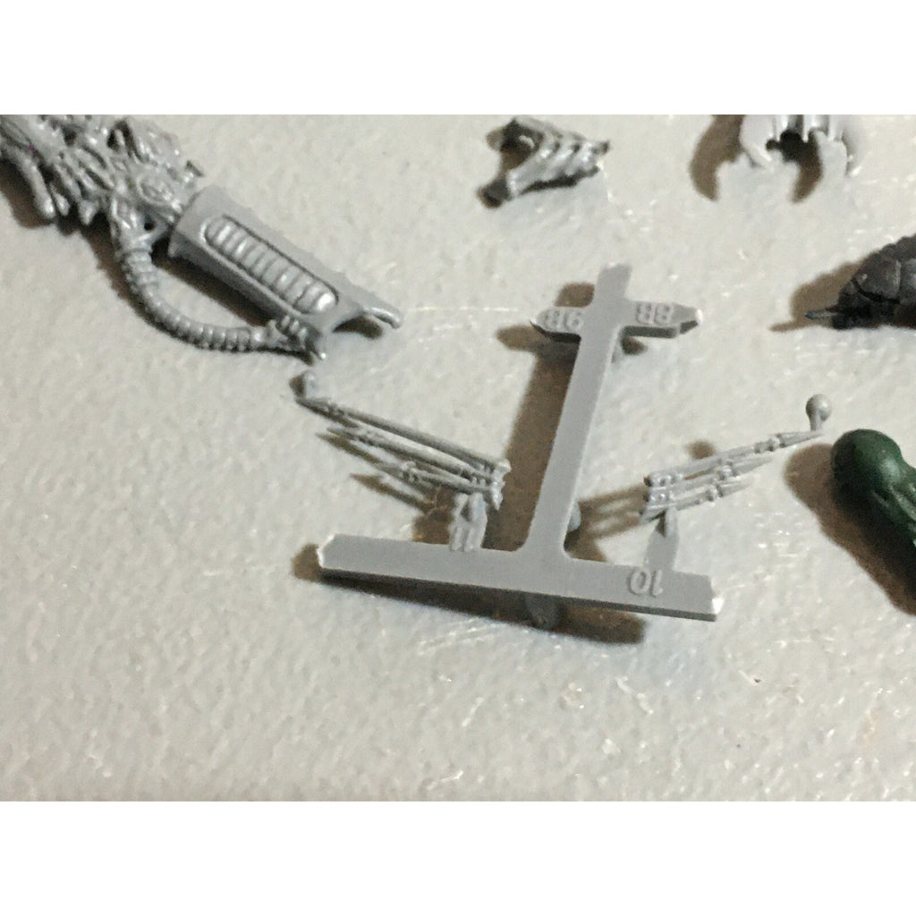 A22320 WARHAMMER 40K TYRANIDS BITS LOT MIXED GAMES WORKSHOP GW