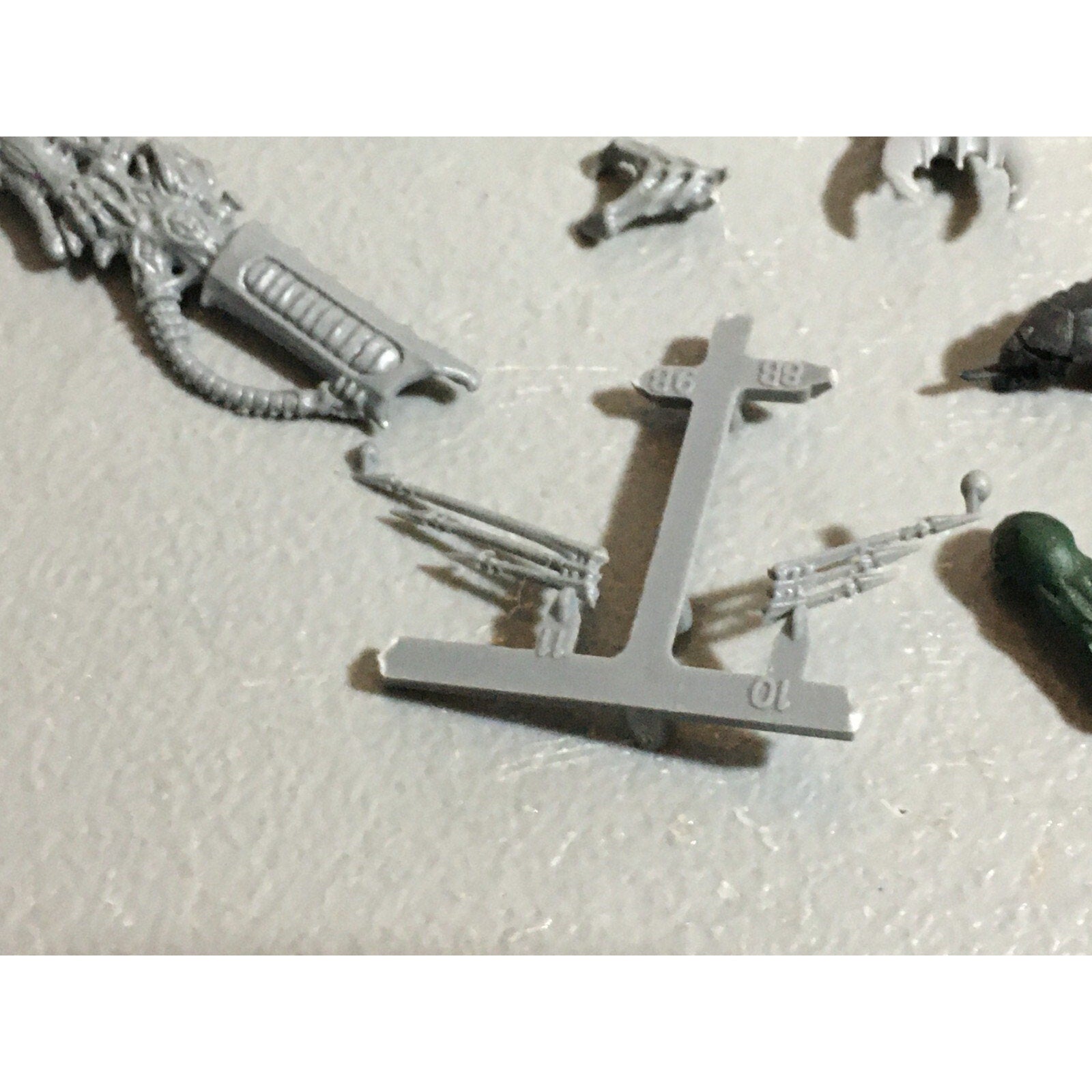A22320 WARHAMMER 40K TYRANIDS BITS LOT MIXED GAMES WORKSHOP GW