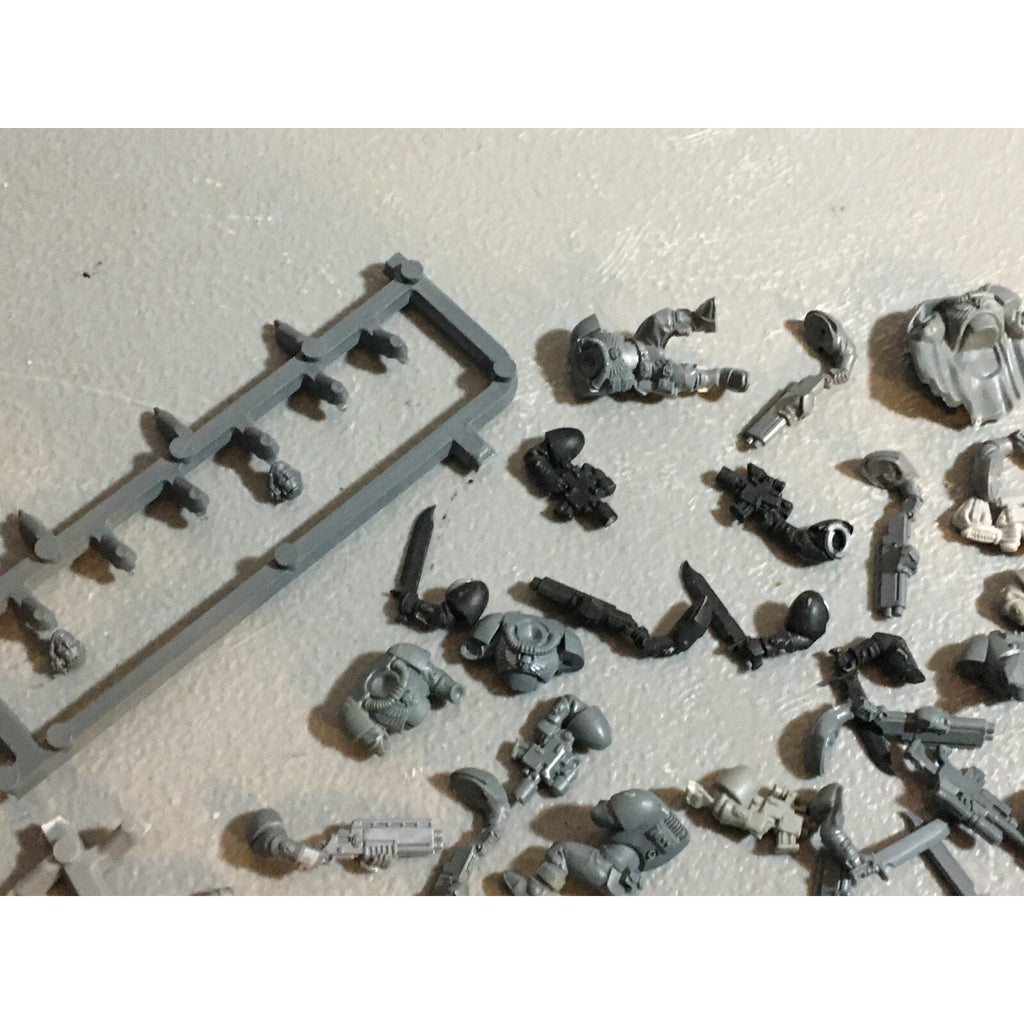 A21068 WARHAMMER 40K SPACE MARINES BITS LOT SCOUTS SHOTGUNS PISTOLS HEADS