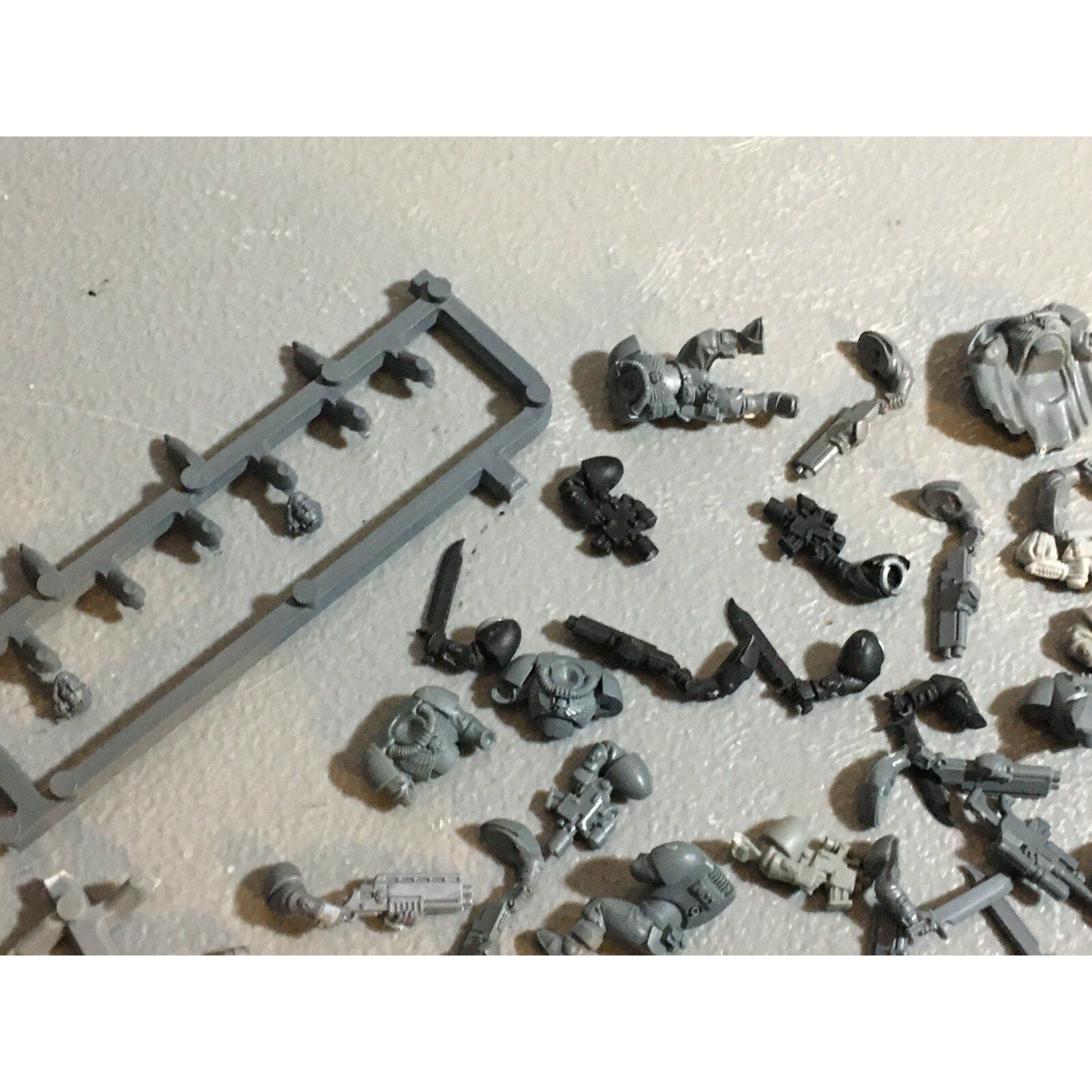 A21068 WARHAMMER 40K SPACE MARINES BITS LOT SCOUTS SHOTGUNS PISTOLS HEADS