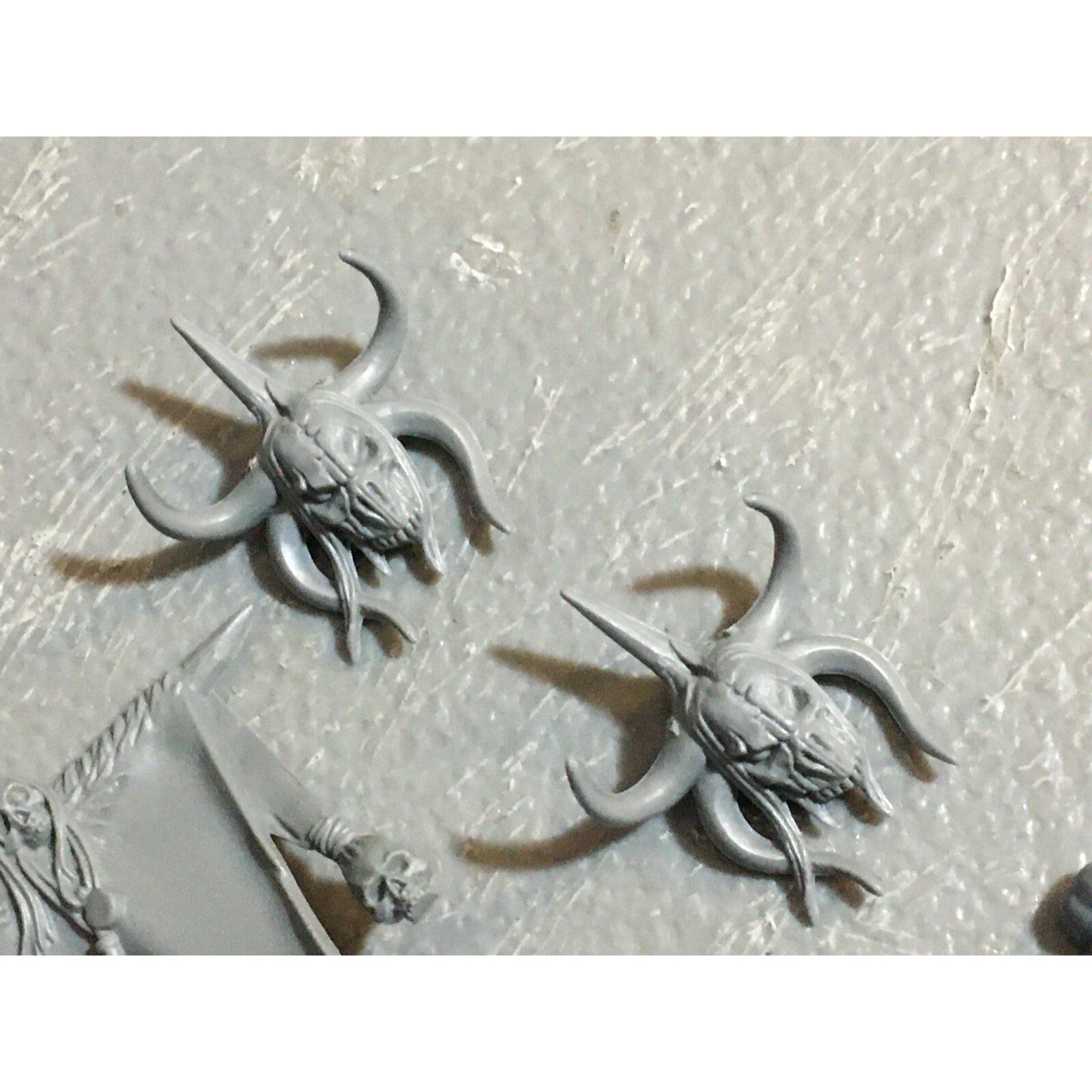 A23133 WARHAMMER FANTASY CHAOS BEASTMEN BITS LOT GORS BANNERS ARMS GW