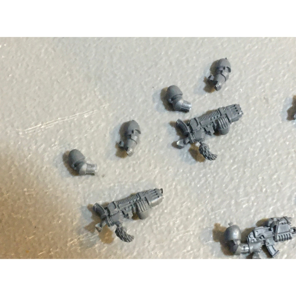 A29737 WARHAMMER 40K SPACE MARINES WOLVES BITS LOT BOLTERS PLASMA AXE ARMS GW