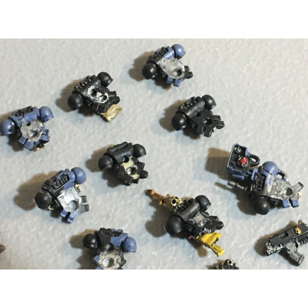 A25109 WARHAMMER 40K SPACE MARINES PAINTED BITS LOT BACKPACKS BOLTERS GW