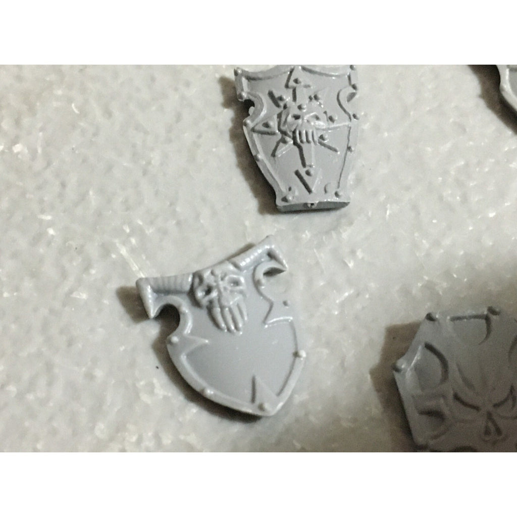 A22247 WARHAMMER FANTASY CHAOS MORTALS BITS LOT WARRIORS KNIGHTS SHIELDS GW OOP