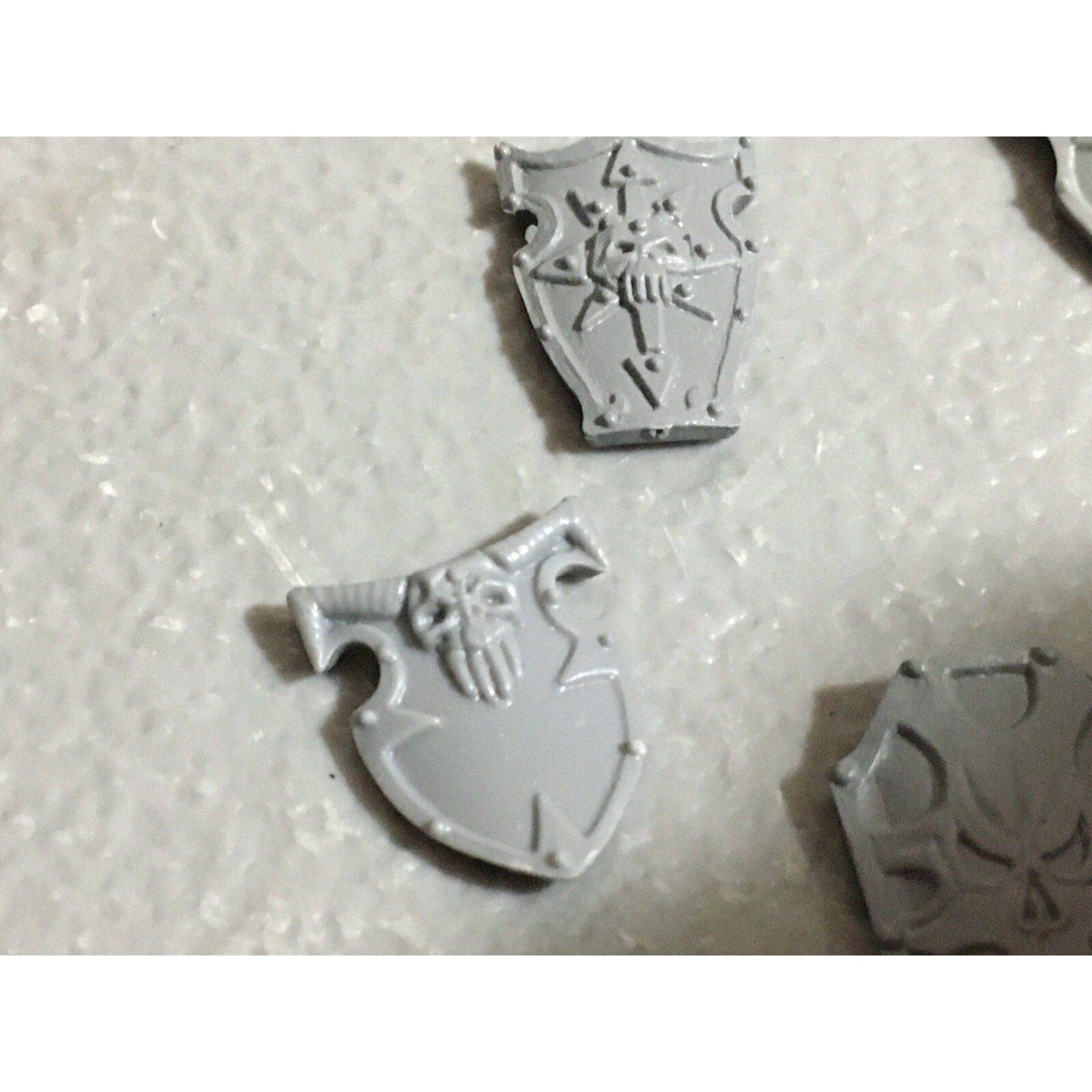 A22247 WARHAMMER FANTASY CHAOS MORTALS BITS LOT WARRIORS KNIGHTS SHIELDS GW OOP