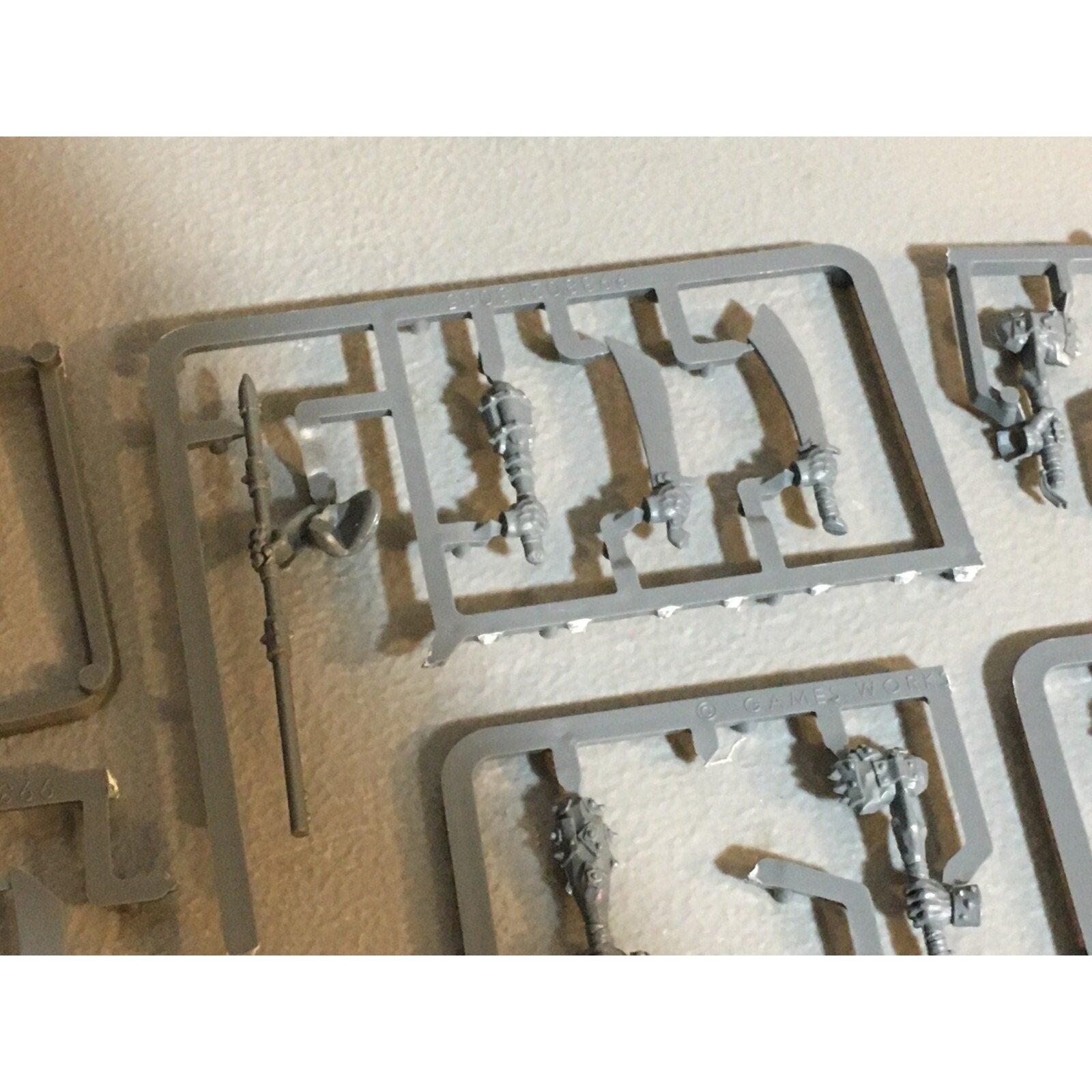 A23588 WARHAMMER AOS FANTASY OGRE KINGDOMS MAWTRIBES BITS ON SPRUE LOT HANDS GW