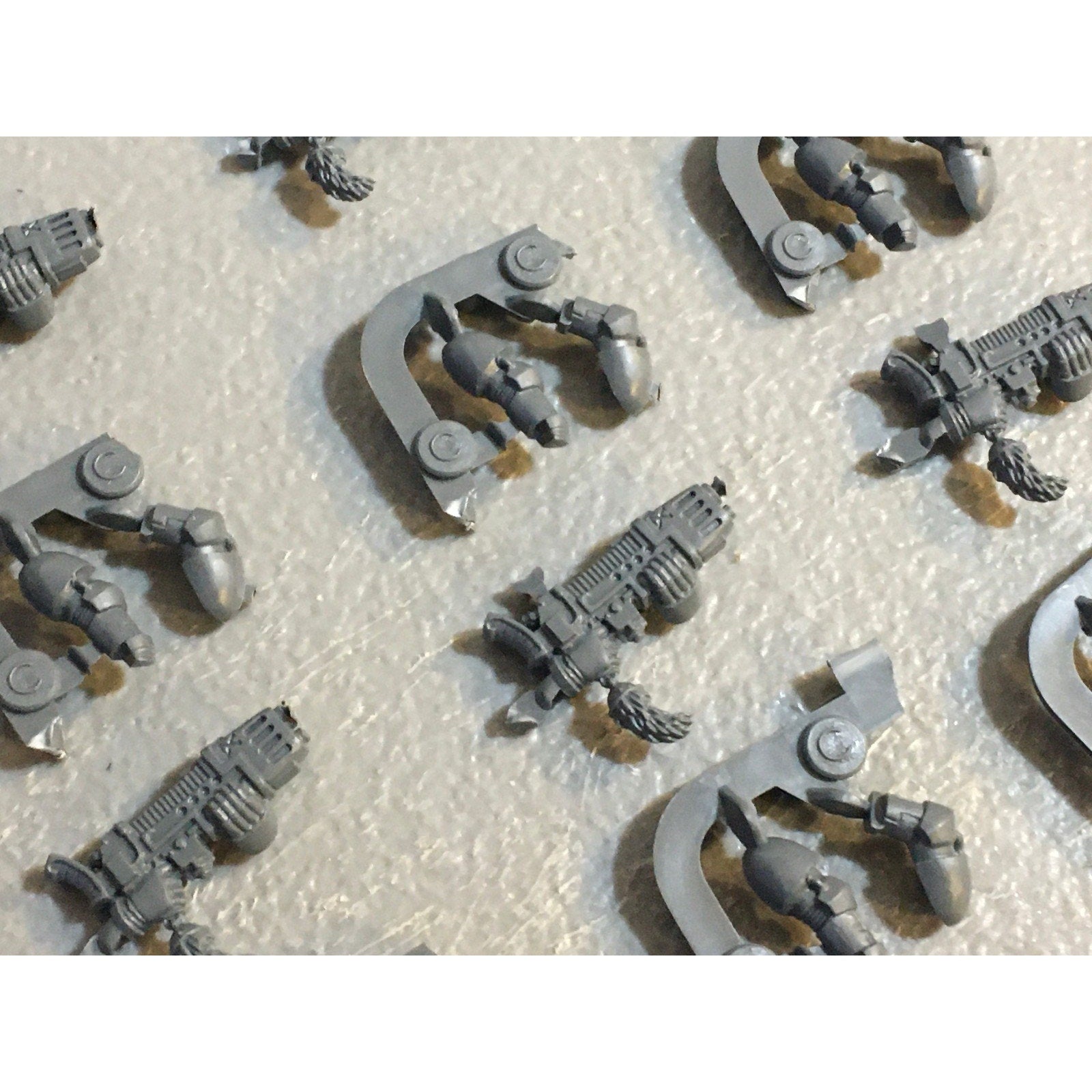 A29732 WARHAMMER 40K SPACE MARINES WOLVES BITS LOT PLAMSA GUNS W ARMS GW