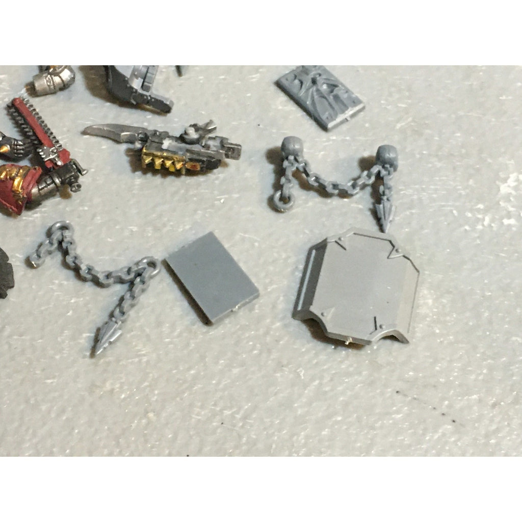 A24521 WARHAMMER 40K CHAOS SPACE MARINES BITS LOT TANK PLATES ARMS CHAINS GW