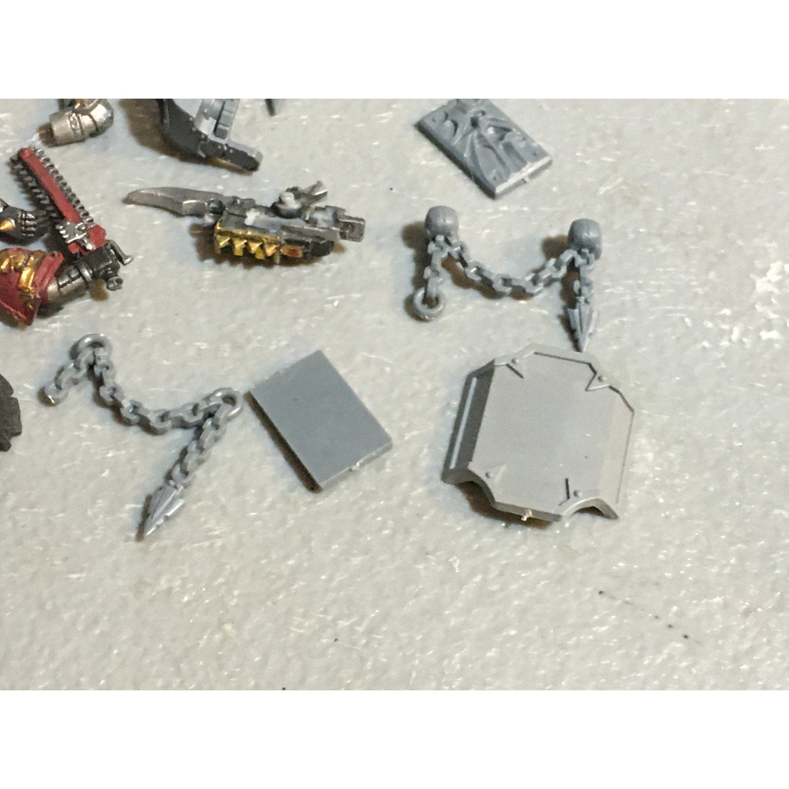 A24521 WARHAMMER 40K CHAOS SPACE MARINES BITS LOT TANK PLATES ARMS CHAINS GW