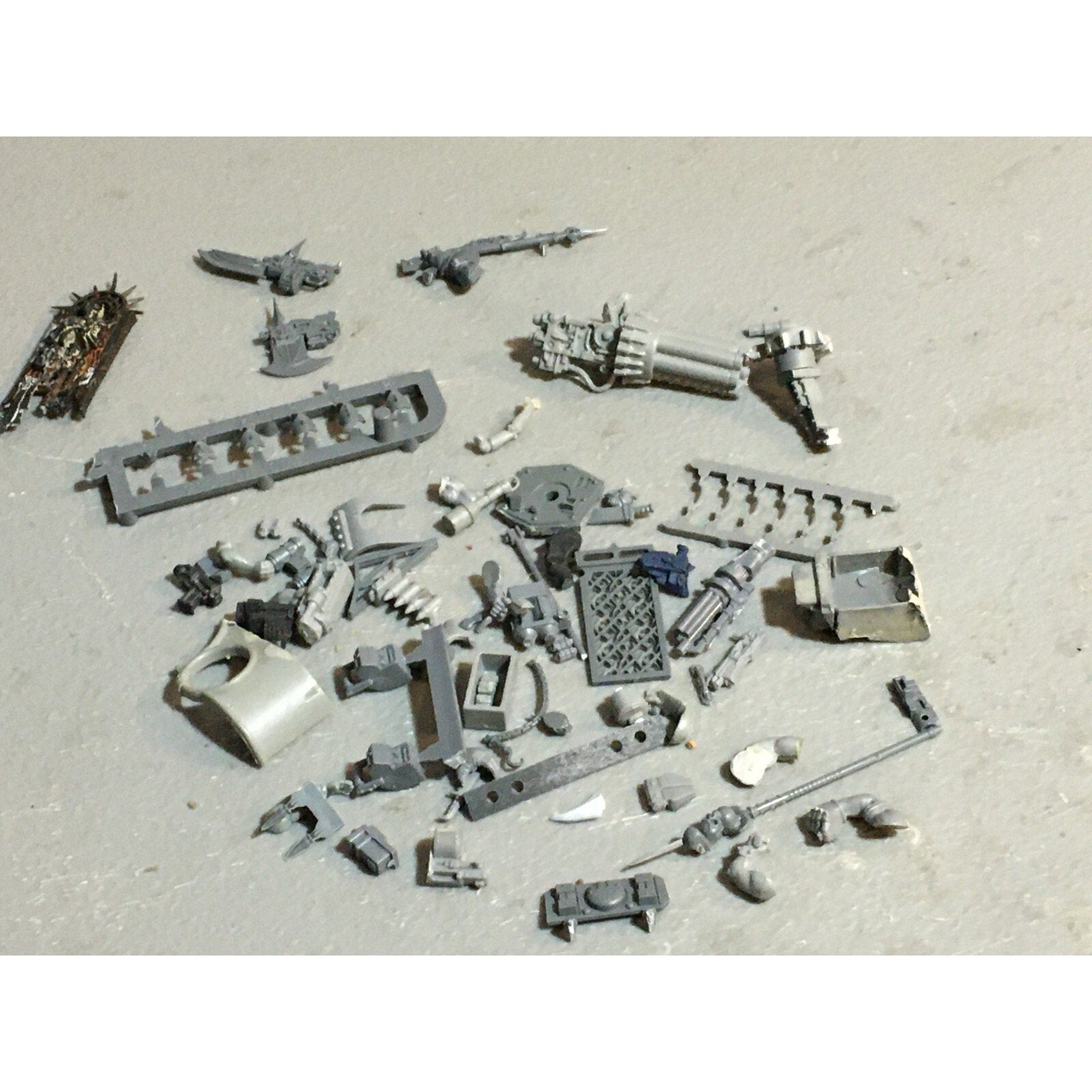 A23486 WARHAMMER 40K BITS LOT MIXED VEHICLE TANK WEAPON GAMES WORKSHOP GW