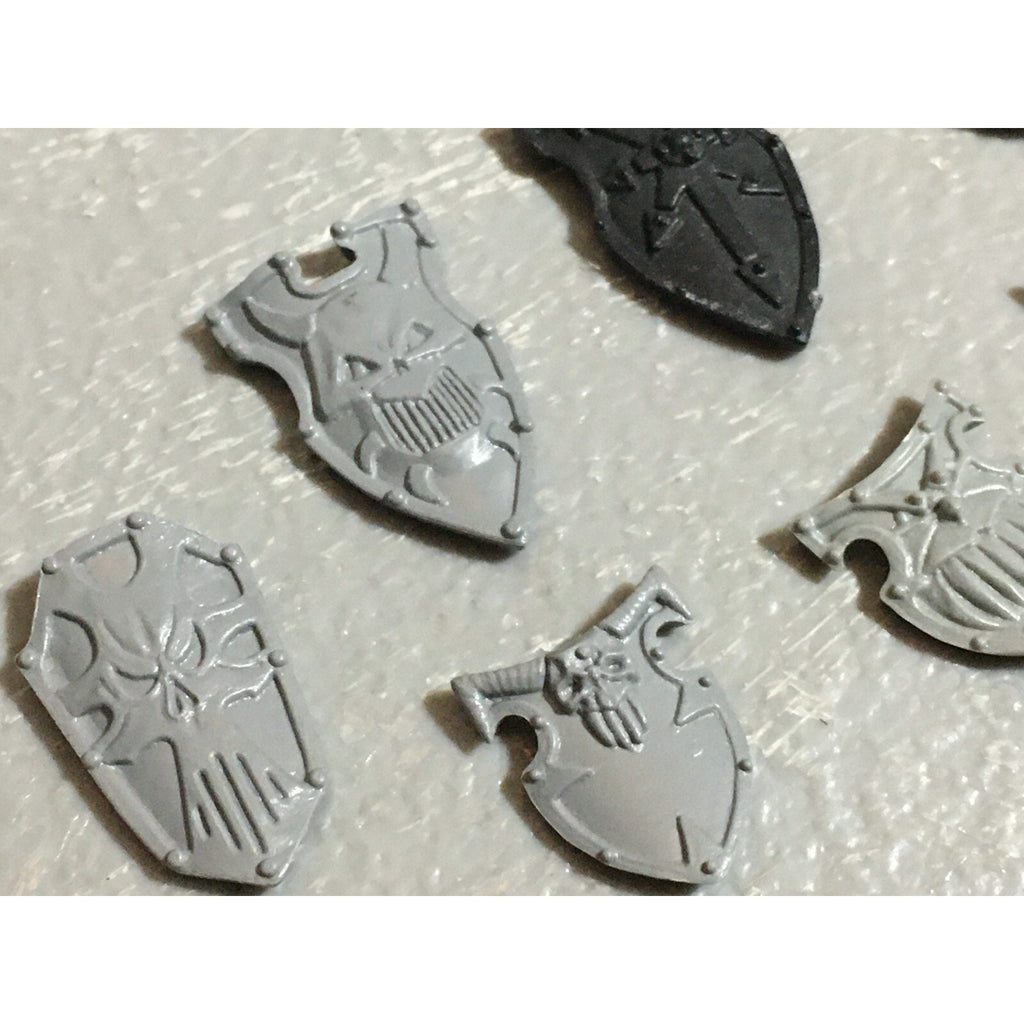 A22245 WARHAMMER FANTASY CHAOS MORTALS BITS LOT WARRIORS KNIGHTS SHIELDS GW OOP