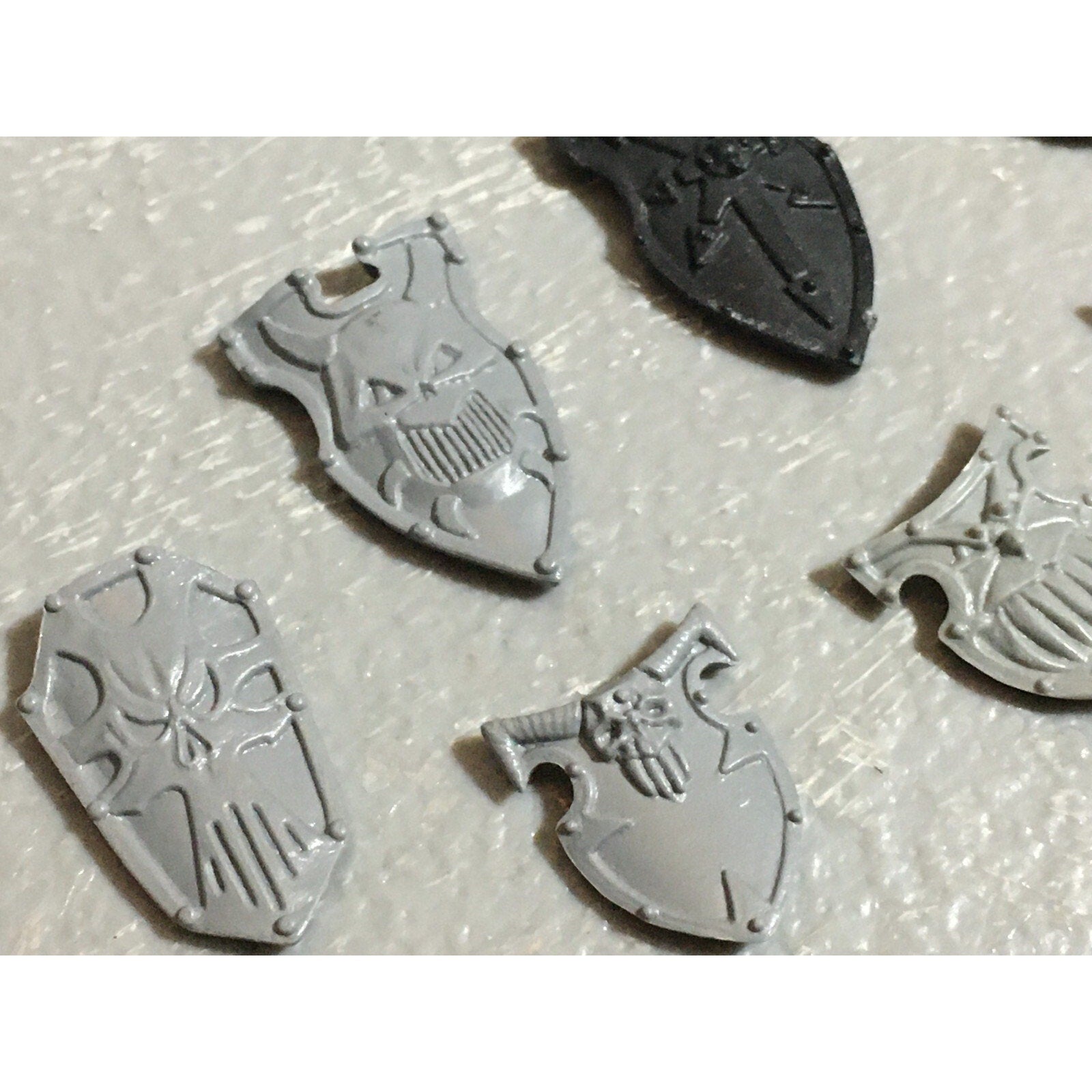 A22245 WARHAMMER FANTASY CHAOS MORTALS BITS LOT WARRIORS KNIGHTS SHIELDS GW OOP