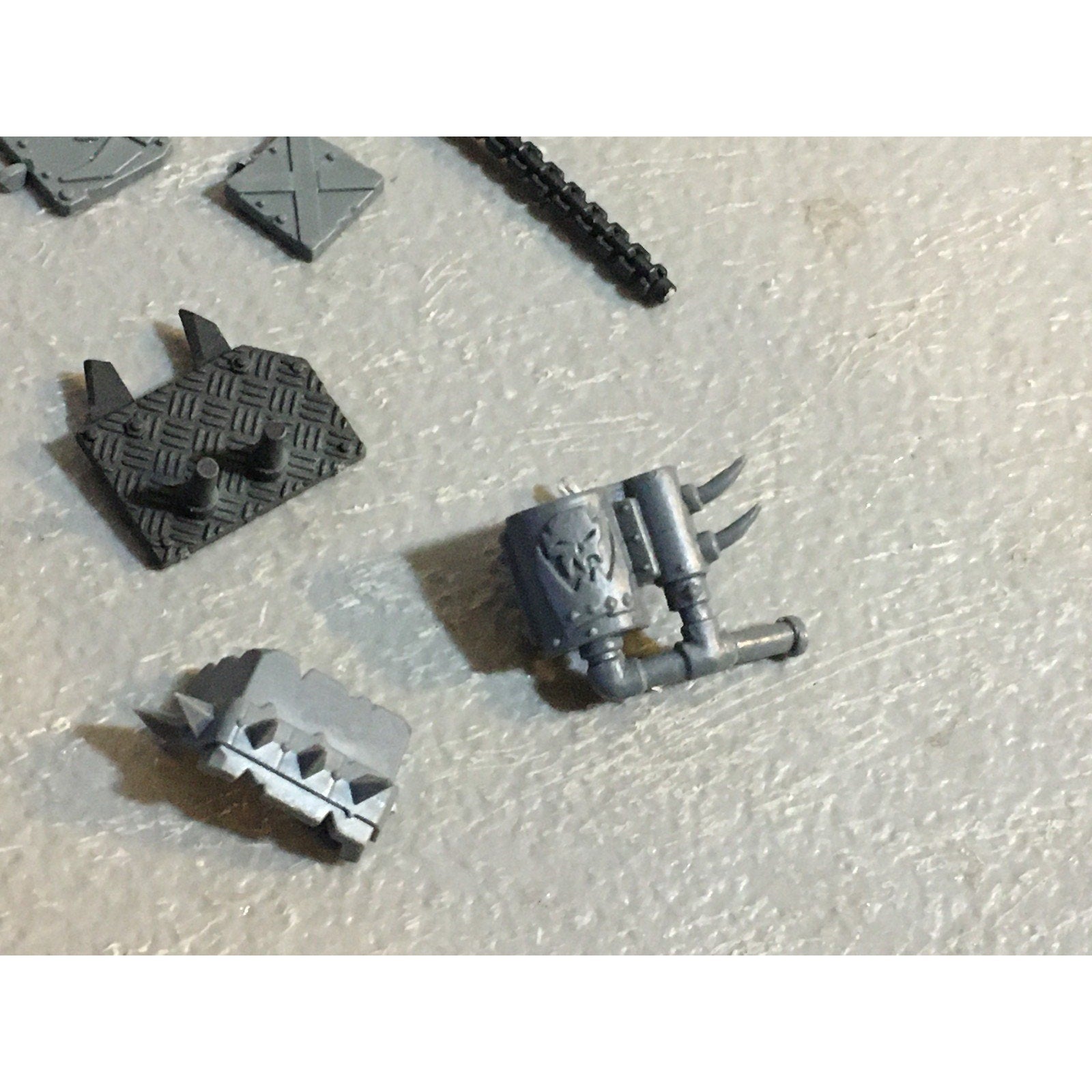 A33587 WARHAMMER 40K SPACE ORKS BITS LOT MIXED TANK POLE ICON GW