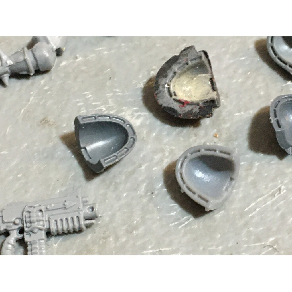 A22981 WARHAMMER 40K CHAOS SPACE MARINES BITS LOT MIXED SHOULDER TORSO ARM GW