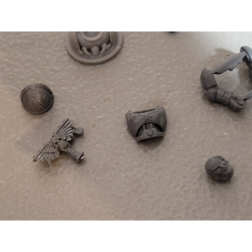 A17964 WARHAMMER 40K SPACE MARINES TANK GUNNER BITS LOT