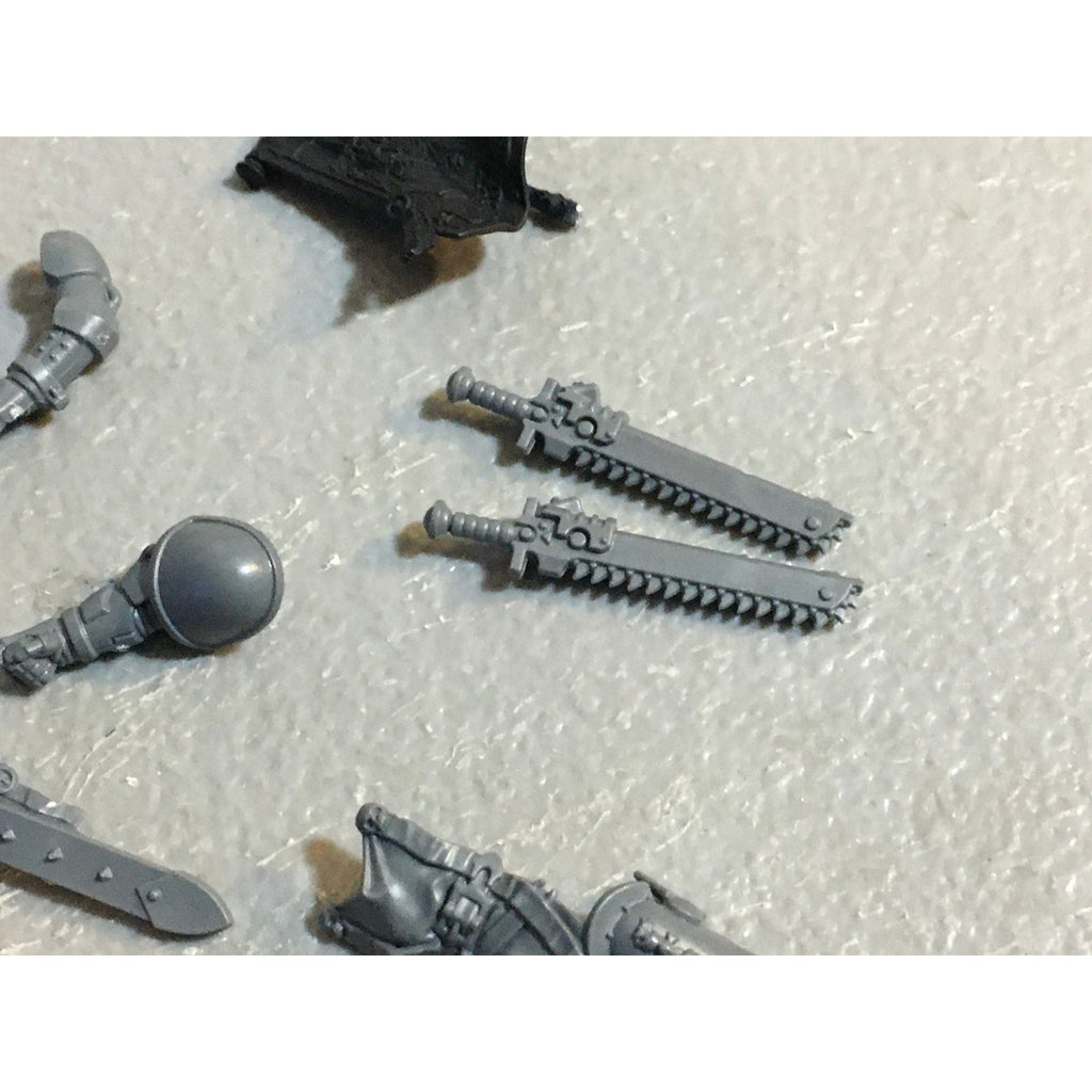 A29487 WARHAMMER 40K SPACE MARINES DARK ANGELS BITS LOT ROBE ARM BOLTER GW