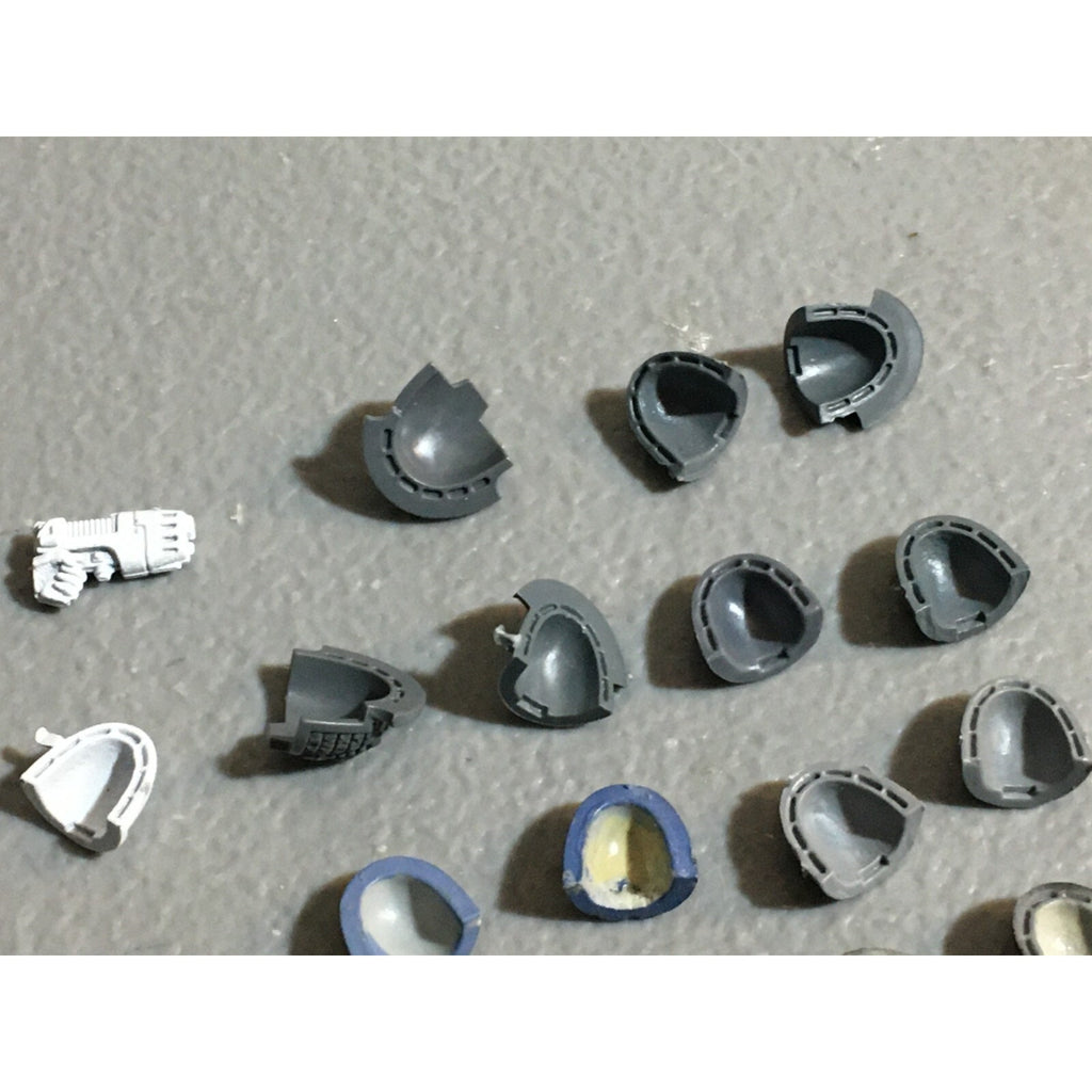 A22982 WARHAMMER 40K SPACE MARINES BITS LOT SHOULDER PADS GW GAMES WORKSHOP